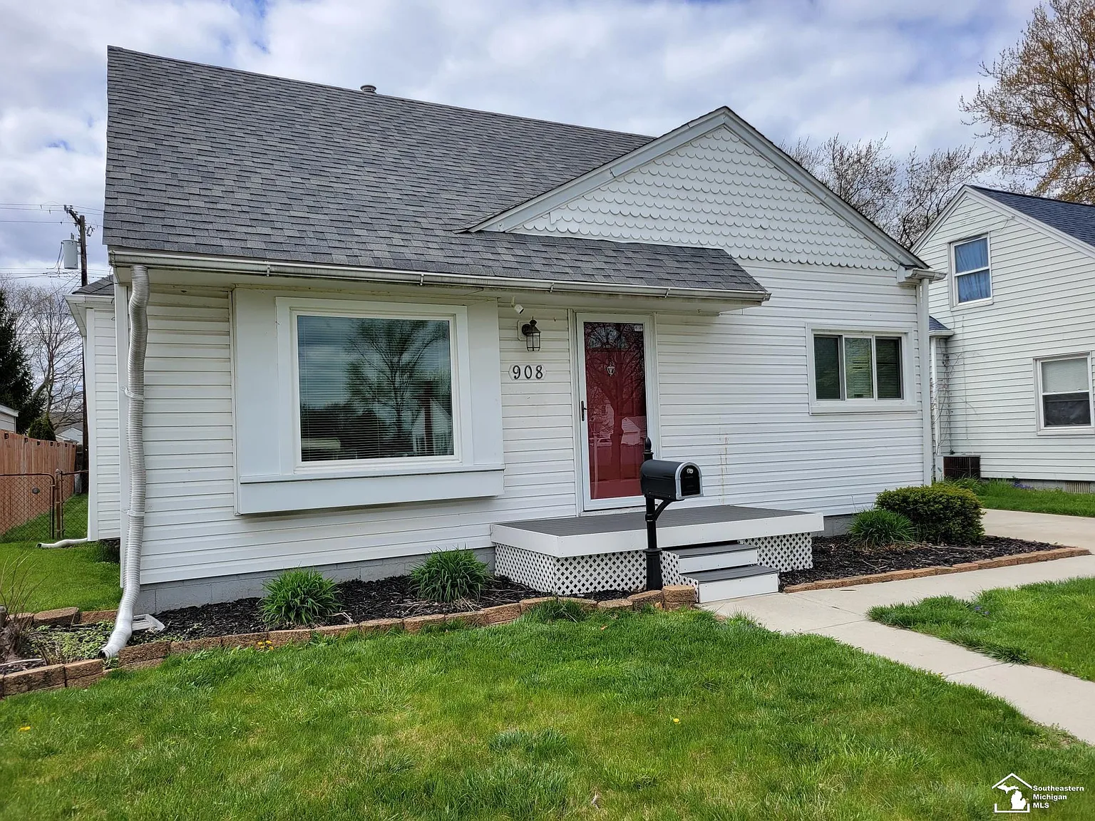 908 Woodville Ave photo 1