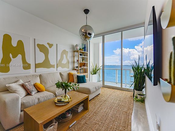 5th image of 725 NE 22nd St APT 8D