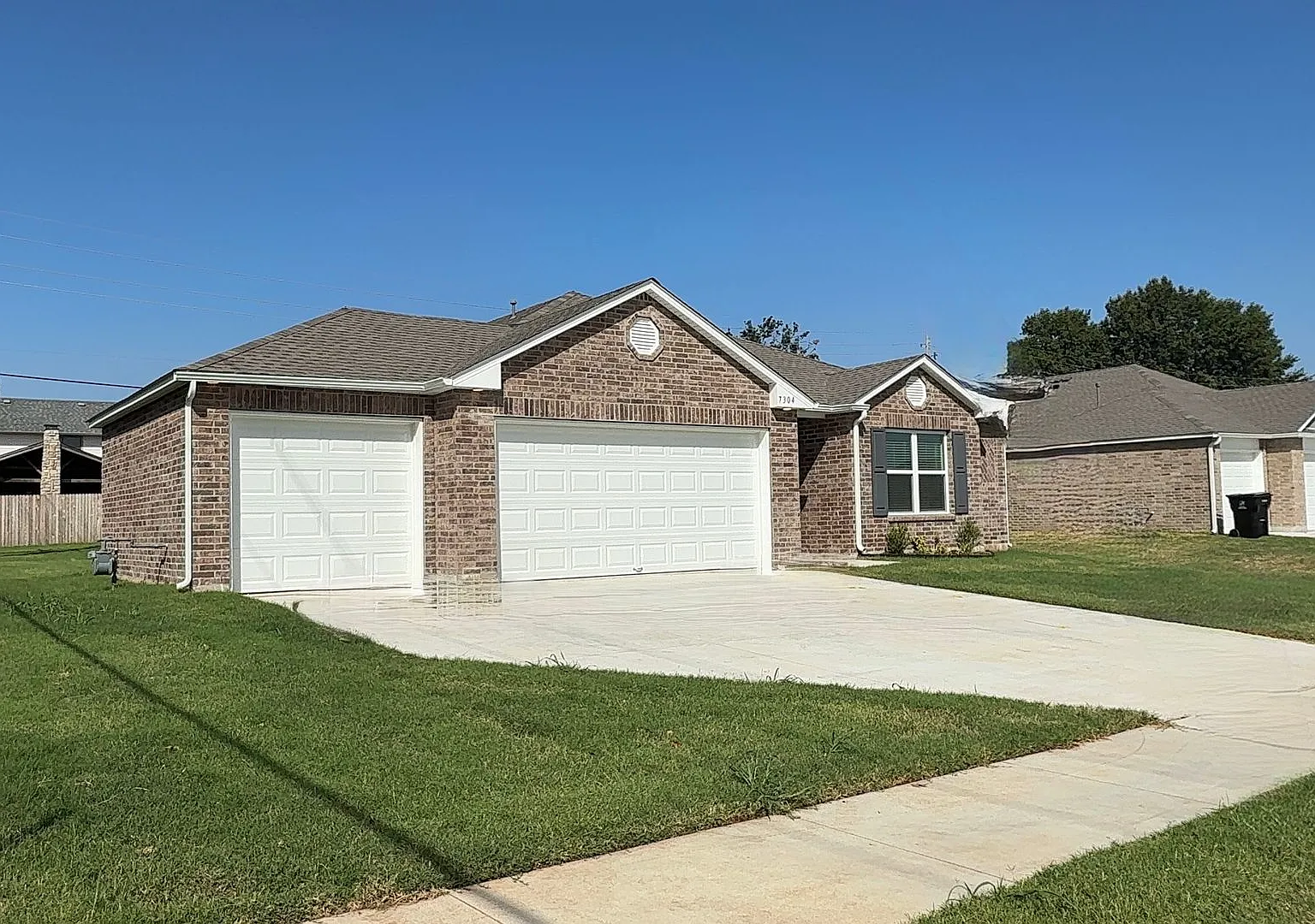 Beautiful new construction 4/2/3 home in Broken Arrow offering a contemporary open floor plan! — Photo 1