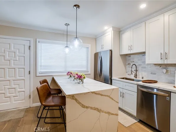 9005 Cynthia St APT 215, West Hollywood, CA 90069