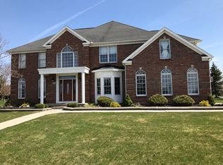 8169 Oak Leaf Ln, Williamsville, NY 14221