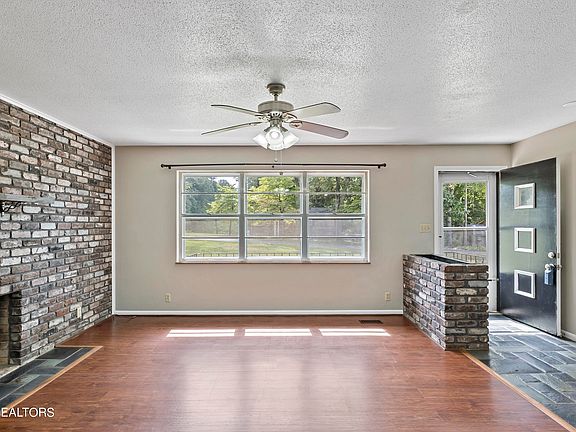 3rd image of 1521 N Parkridge Dr