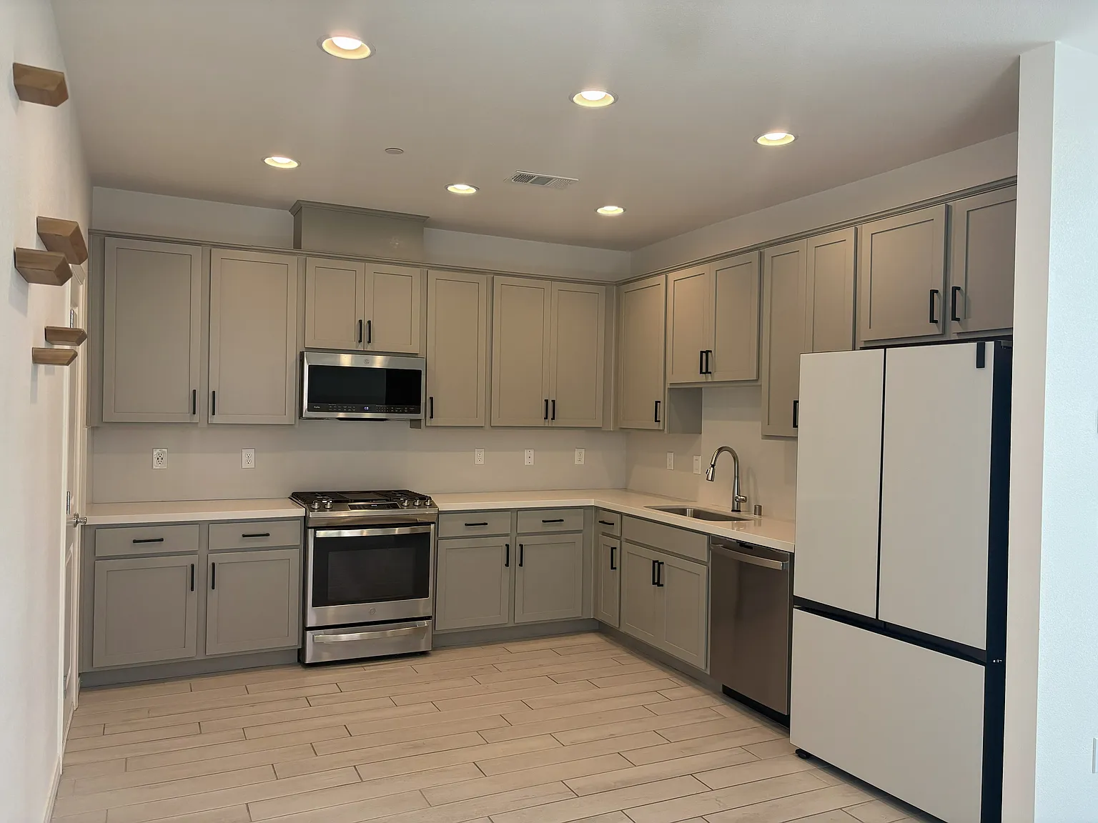 3 bed, 2.5 bath, 1592 sqft, $2,550 — Photo 2