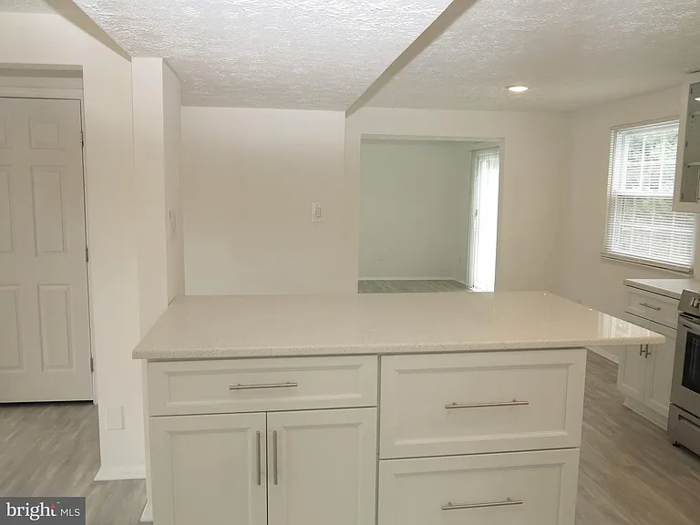8406 Woodford Ct — Photo 10