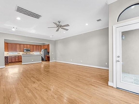 5th image of 2505 Dallas St