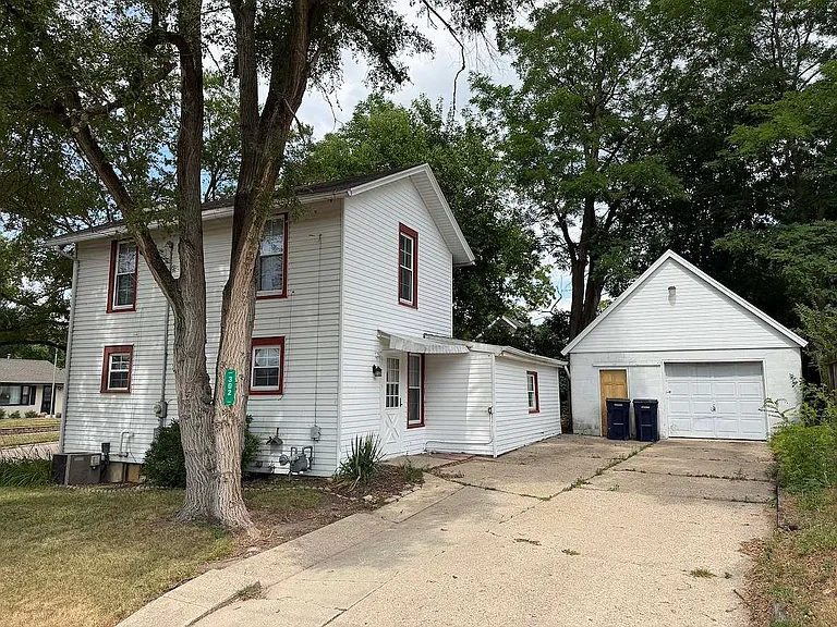 302 Glen St — Photo 1