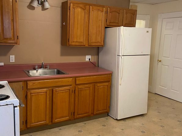 582 Blackstone St FLOOR 2