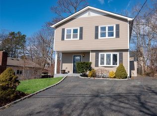 41 Willow Rd, Rocky Point, NY 11778