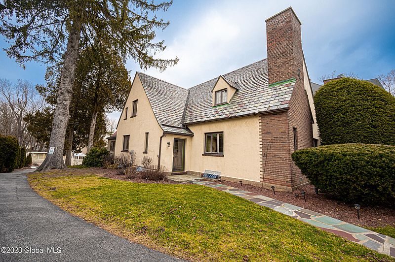 3rd image of 691 Hudson Avenue