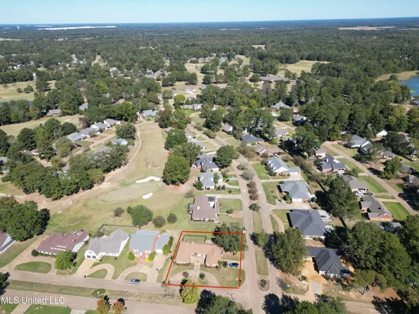 598 S Deerfield Dr, Canton, MS 39046