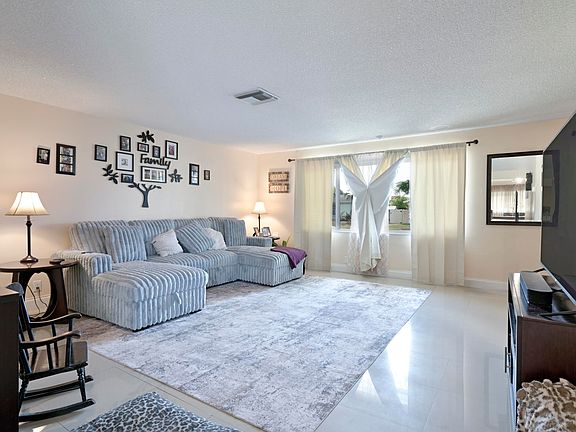 2nd image of 425 San Mateo Drive
