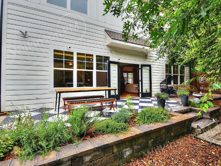 221 Gardner Ave — Photo 44