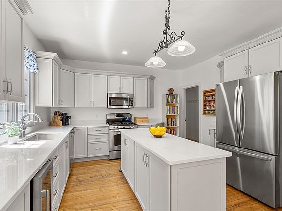 3rd image of 322 Cabot St