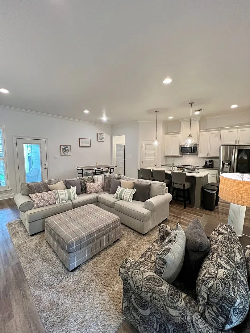 Spacious 3 Bedroom Home With All Utilities Included — Photo 2