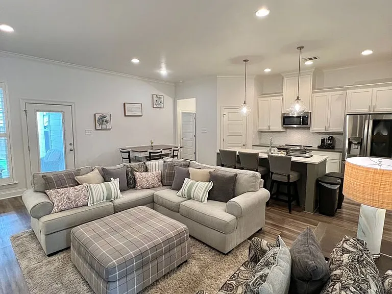 8111 Stonelake Ave — Photo 2