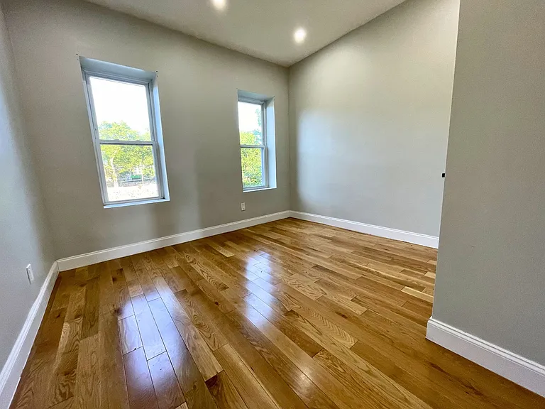 255 Amboy St — Photo 6