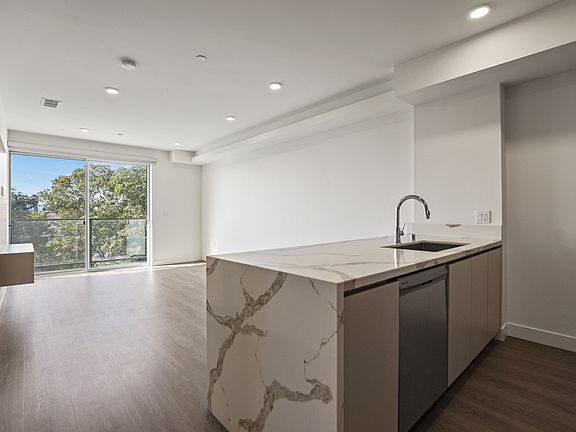 5th image of 5550 W Pico Blvd #404