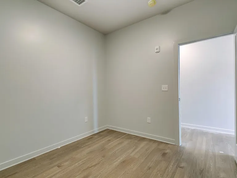 115 W Hamburg — Photo 42