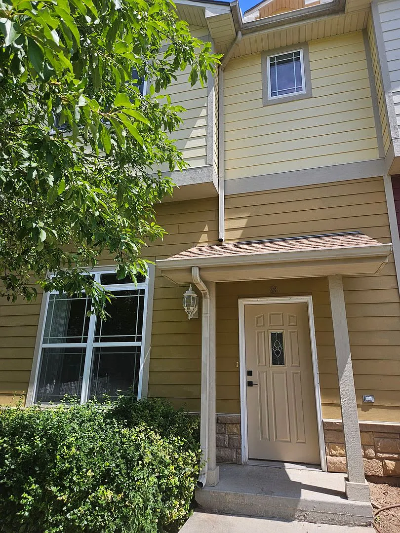 Large 4 Bed 2.5 bath blocks from Fort Riley — Photo 1
