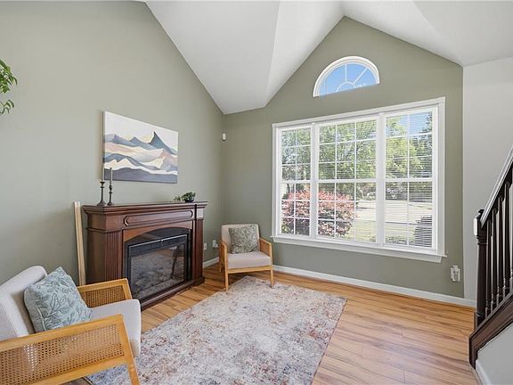 4th image of 405 S Monterey Dr