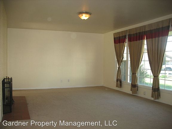 3rd image of 300 Crescent Dr
