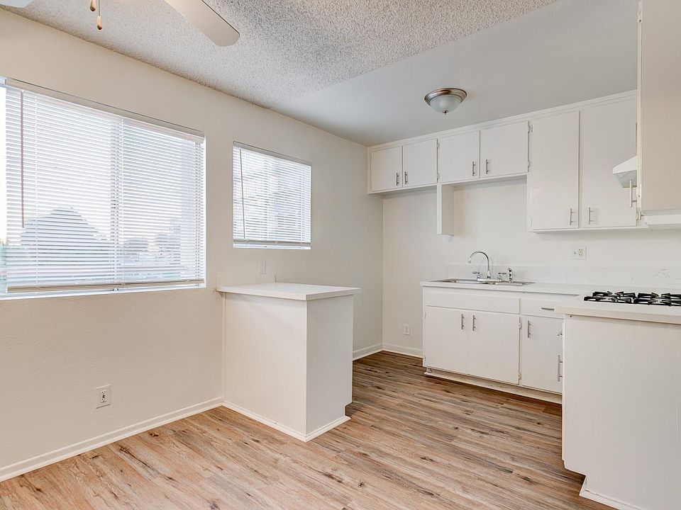 1st image of 558 N Kenmore Ave #206