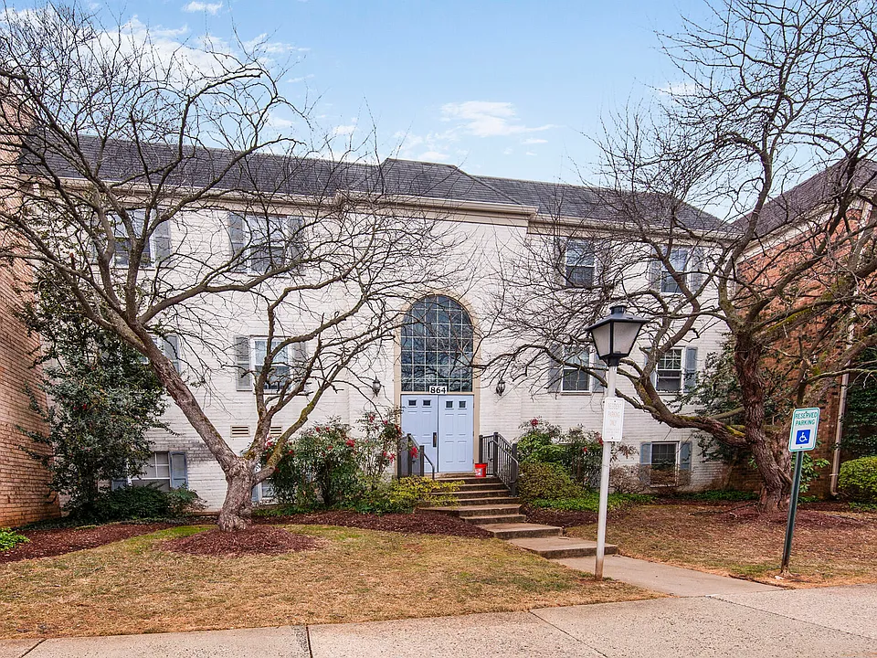 864 College Pkwy #201