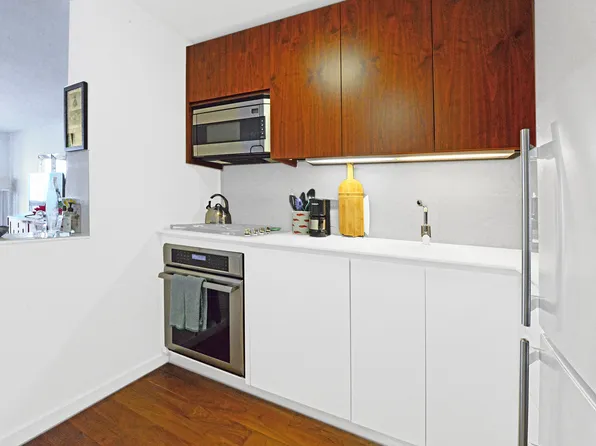 515 East 72nd Street image 5 of 10