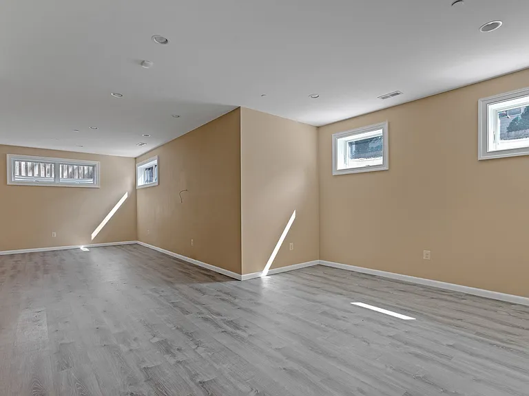 7607 Newmarket Dr — Photo 24