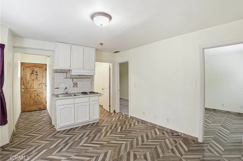 2 bed, 475 sqft, $2,200 — Photo 2
