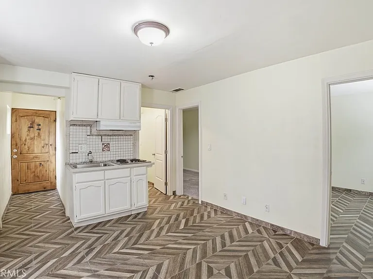 1581 W Chanticleer Rd #B — Photo 2
