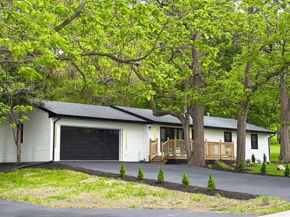 35W302 Pinelands Rd, St Charles, IL 60174