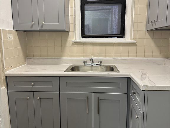 4th image of 303 Webster Ave APT 1C