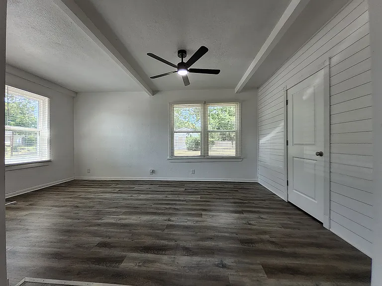 558 Harrison Ln — Photo 9
