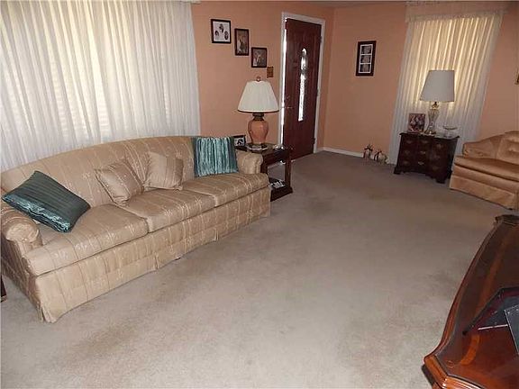 4th image of 419 Lebanon Manor Dr