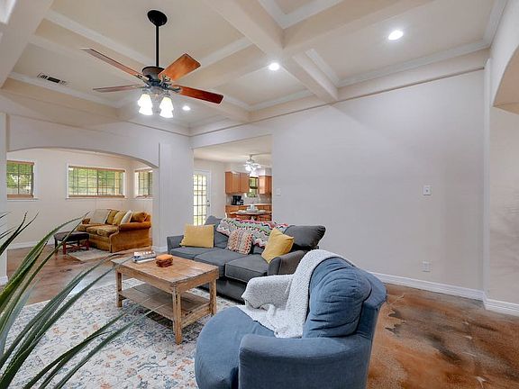 3rd image of 209 Green Oaks Loop