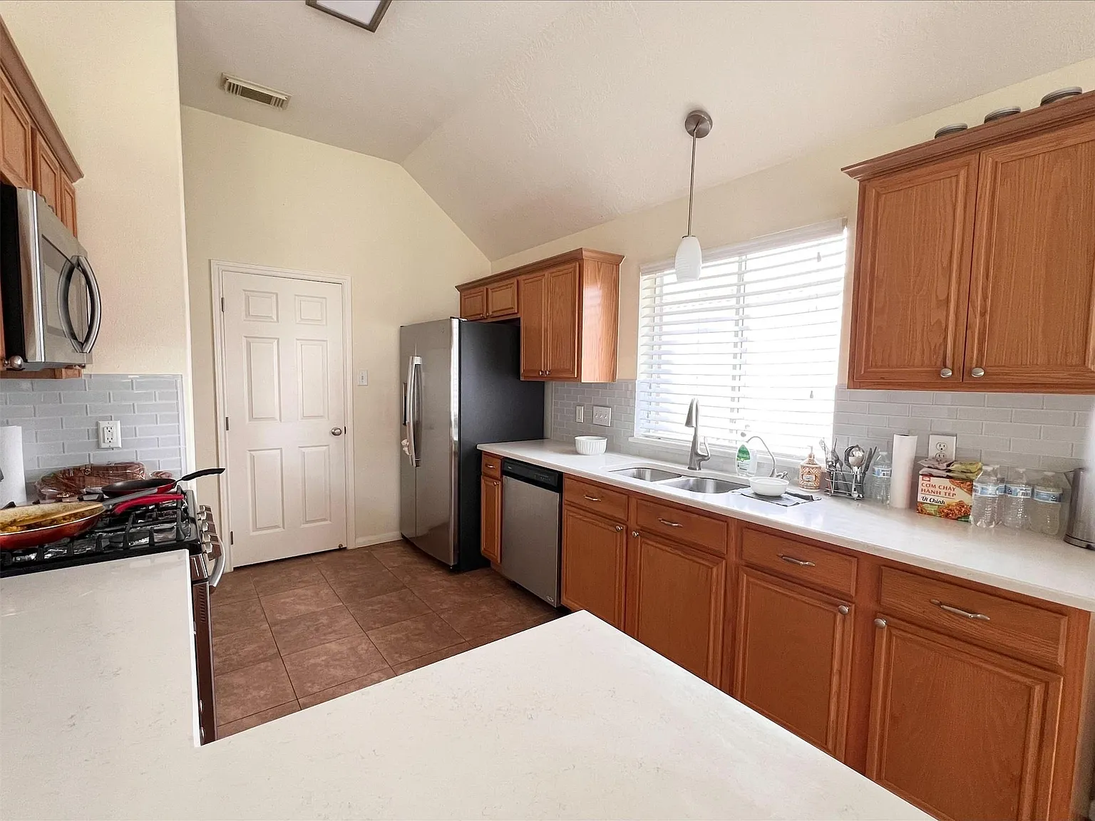 4 bed, 2.0 bath, 1946 sqft, $2,300 — Photo 4