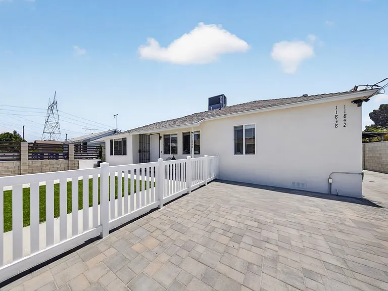 11840 Arminta St — Photo 33