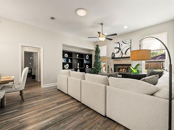 3rd image of 945 SW 82nd Ter