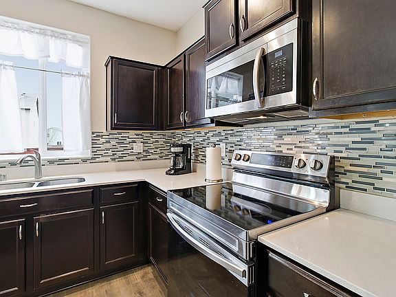 4th image of 111 Avenue Ct E