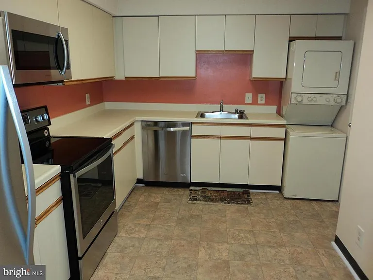 Large kitchen with lots of prep space!