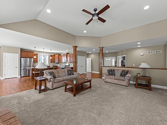 5th image of 476 Bloomfield Cir W