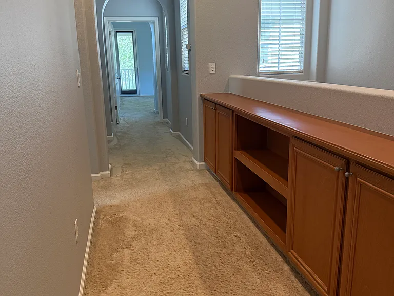Hallway (2nd floor)