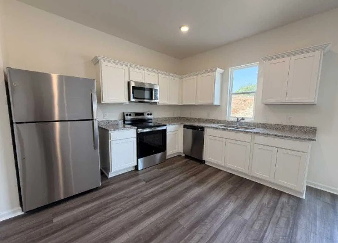 4 bed, 2.5 bath, 1952 sqft, $2,399 — Photo 4