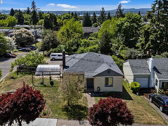 2nd image of 2515 E McLoughlin Blvd