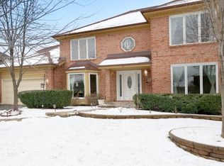 822 Raintree Dr, Naperville, IL 60540