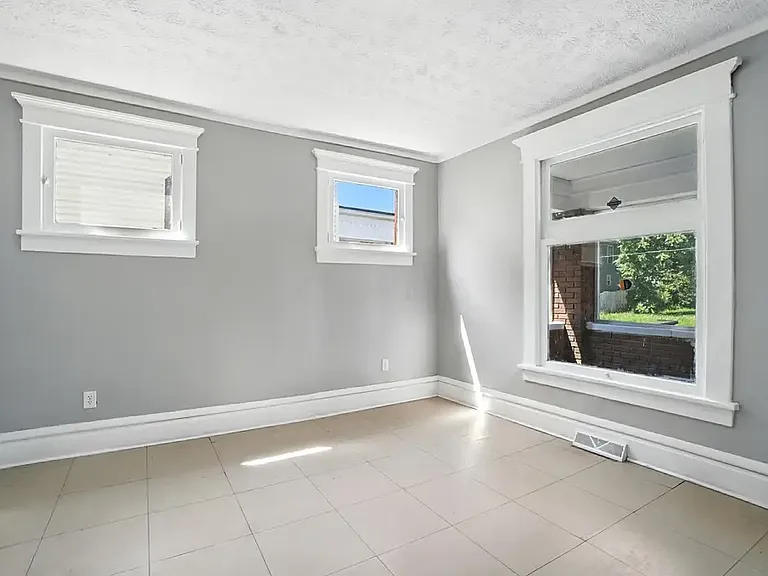 928 Miller Ave — Photo 2