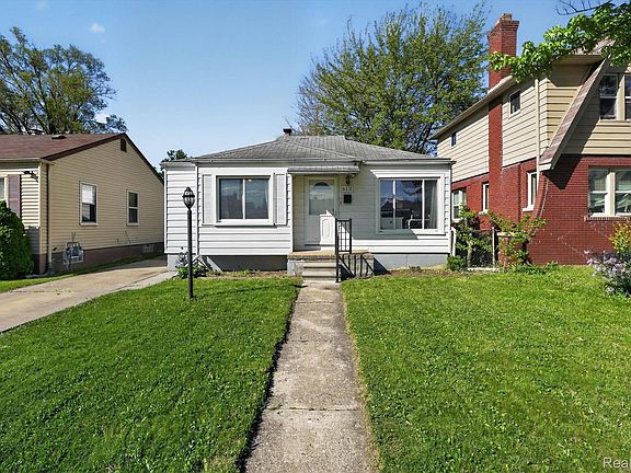 3rd image of 612 Mayflower Ave
