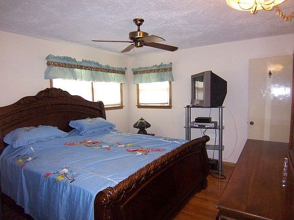 5th image of 7849 Kostner Ave