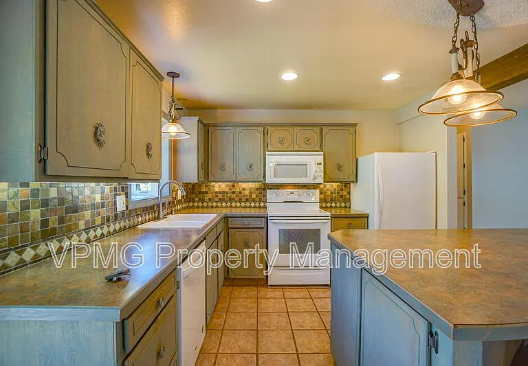12014 NE 16th St — Photo 9